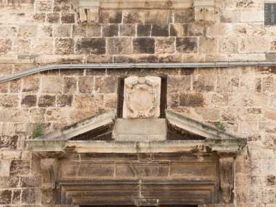 ...con uno stemma abraso: ospitava un tempo l�effige degli Acquaviva d�Aragona, rimossa a seguito dell�abolizione della feudalit� nel 1806
